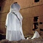 Fiel reza no pátio ao redor de Bet Maryam, Casa de Maria - Foto Haroldo Castro