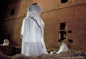 Fiel reza no pátio ao redor de Bet Maryam, Casa de Maria - Foto Haroldo Castro