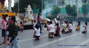 Ritual budista no centro de Bangkok