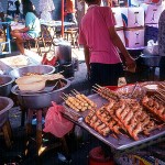 Banca de comida, em mercado de Bangkok