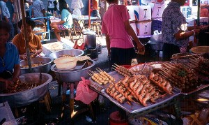 Banca de comida, em mercado de Bangkok