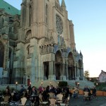 Café em frente à catedral de Chartres