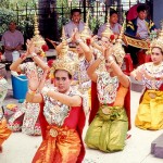 Cerimônila em templo em Bangkok