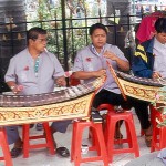 Músicos em templo em Bangkok