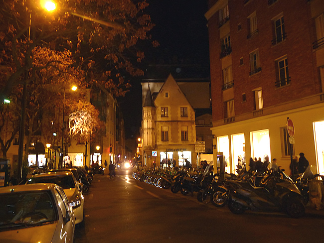 Bairro do Marais em Paris à noite