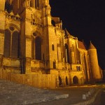 Lateral da catedral de Chartres à noite