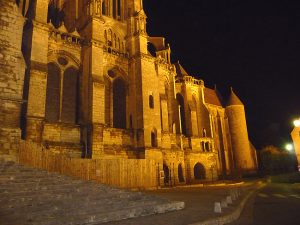 Lateral da catedral de Chartres à noite