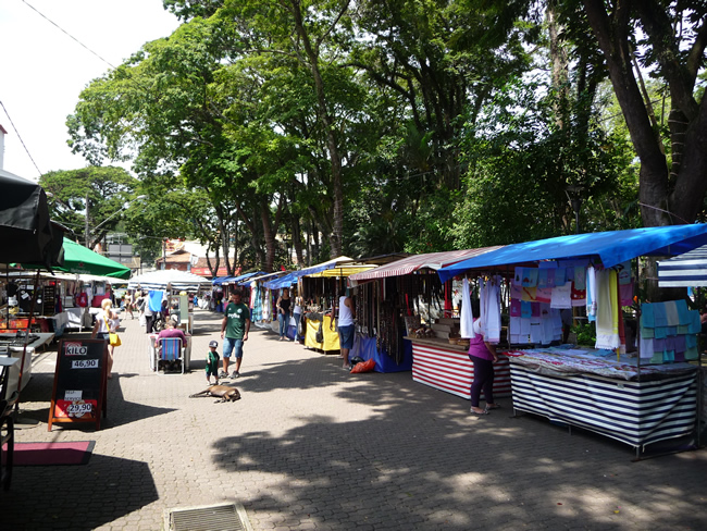 Feira de artesanatos em Embú das Artes