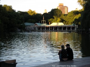 Casal no Central Park no verão
