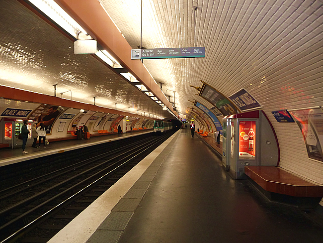 Metrô de Paris, vazio fora do horário de pico, que terrorista cometeria um atentado nessa hora?