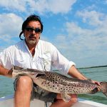 Pescando, na Argentina, no rio Paraná, pintado capturado