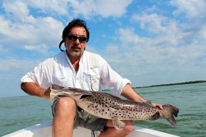 Pescando, na Argentina, no rio Paraná, pintado capturado
