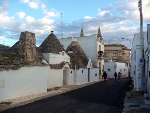 Alberobello, Itália, céu meio encoberto