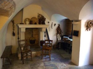 Interior de um trulli erm Alberobello, Itália