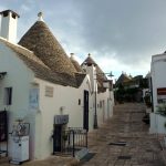 Rua de traçado medieval em Alberobello