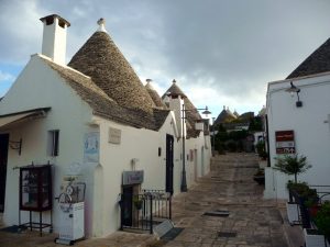 Rua de traçado medieval em Alberobello