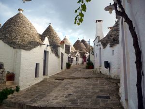 Rua de trulli em Alberobello, Itália