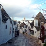 Rua de trulli em Alberobello, Itália