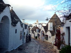 Rua de trulli em Alberobello, Itália
