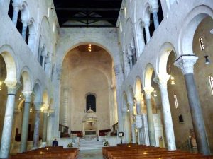 Bari, interior da catedral