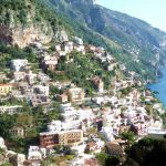 Construções nas encostas, na Costa Amalfitana, Itália