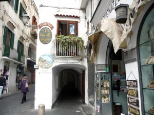 Rua em Amalfi, Costa amalfitana, Itália