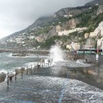 Mar agitado em Amalfi, Itália