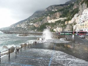Mar agitado em Amalfi, Itália