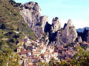 A medieval Castelmezzano, Itália