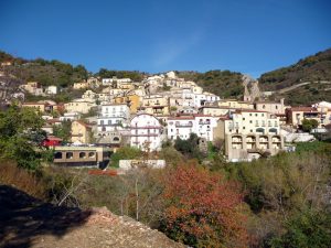 Castemezzano, na escosta da colina