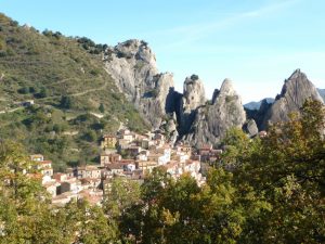 Castelmezzano, Itália: uma aldeia entre rochedos agudos