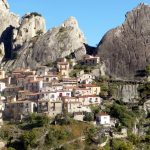 Castelmezzano, entre picos rochosos, na Itália