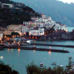 Costa Amalfitana ao escurecer