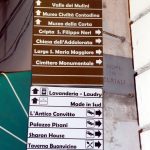 Placa com destinos na Costa Amalfitana