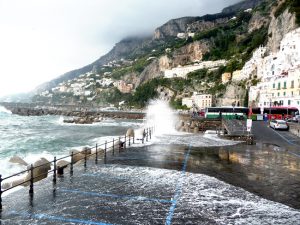 Amalfi, Costa Amalfitana em novembro: mar bravo impede passeios de barco