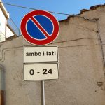 Na Itália, placa indicando que é proibido estacionar em ambos os lados da via.