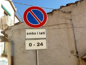 Na Itália, placa indicando que é proibido estacionar em ambos os lados da via.