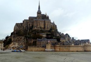França, Normandia, Mont St-Michel em dia chuvoso de novembro