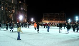 França, Paris, rinque de patinação no gelo em frente ao Hotel de Ville