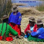 Índias nas ilhas flutuantes, no Lago Titicaca, Peru