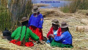 Índias nas ilhas flutuantes, no Lago Titicaca, Peru