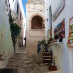 O meandro de ruelas medievais em Ostuni, Itália