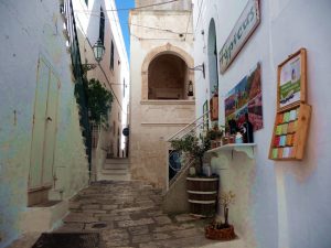O meandro de ruelas medievais em Ostuni, Itália