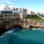 Polignano a Mare, na Puglia, sul da Itália: céu azul