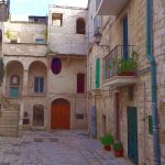 Beco em Polignano a Mare, Itália