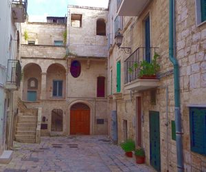 Beco em Polignano a Mare, Itália
