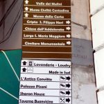 Na Itália: placas marrons indicam atrações, as brancas, hotéis e outros serviços