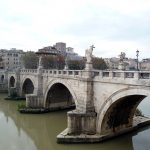 Ponte em frente ao Castel Sant'Angelo, em Roma