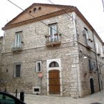 Casarão histórico de pedra, em Venosa, Itália