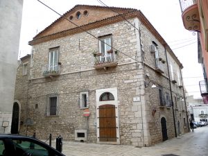 Casarão histórico de pedra, em Venosa, Itália